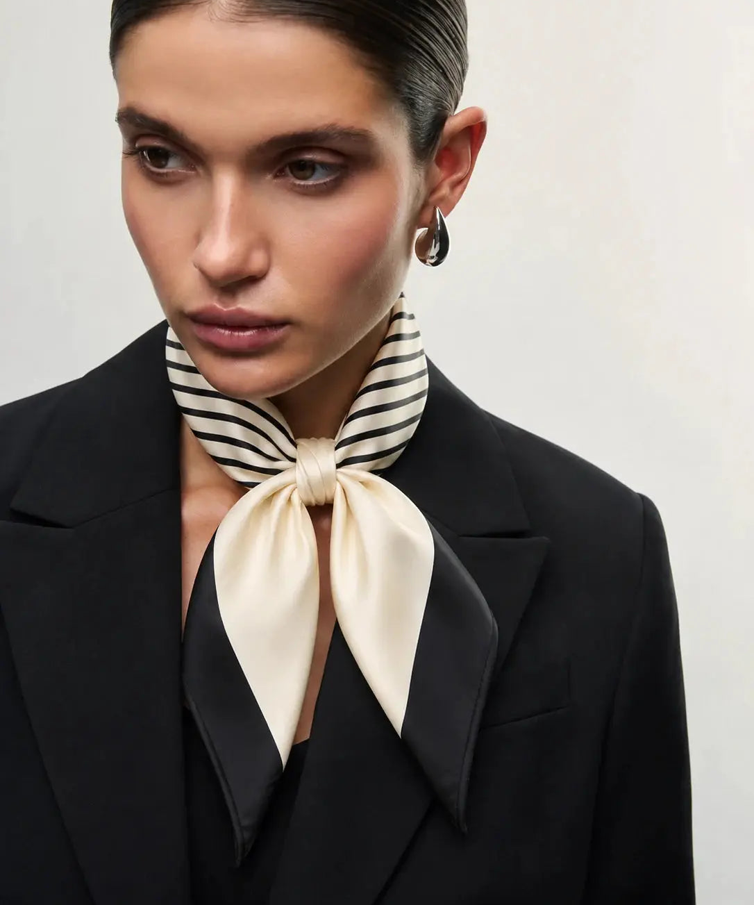 Ciel_Scarf_anvandning_kvinna_kramvit_svart