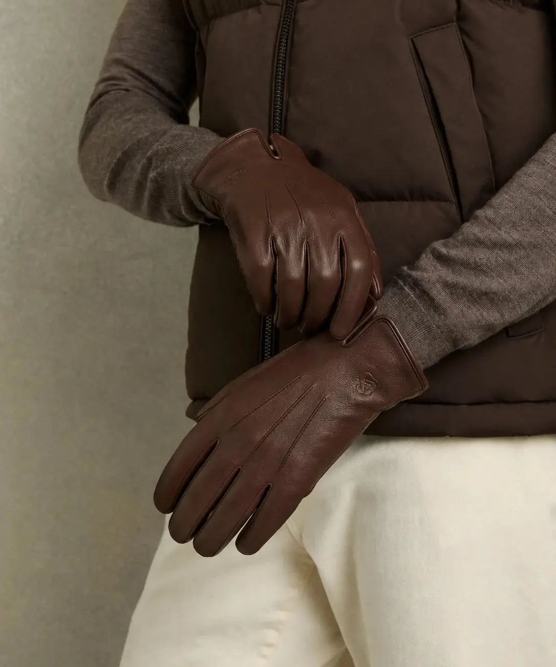 en man bär Ironhide_Gloves_