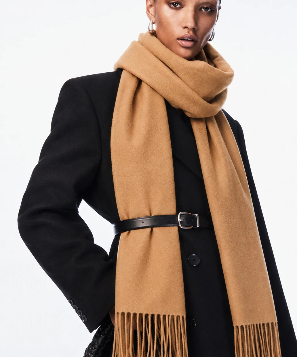 kvinna bär Marcelline_Scarf_saffron