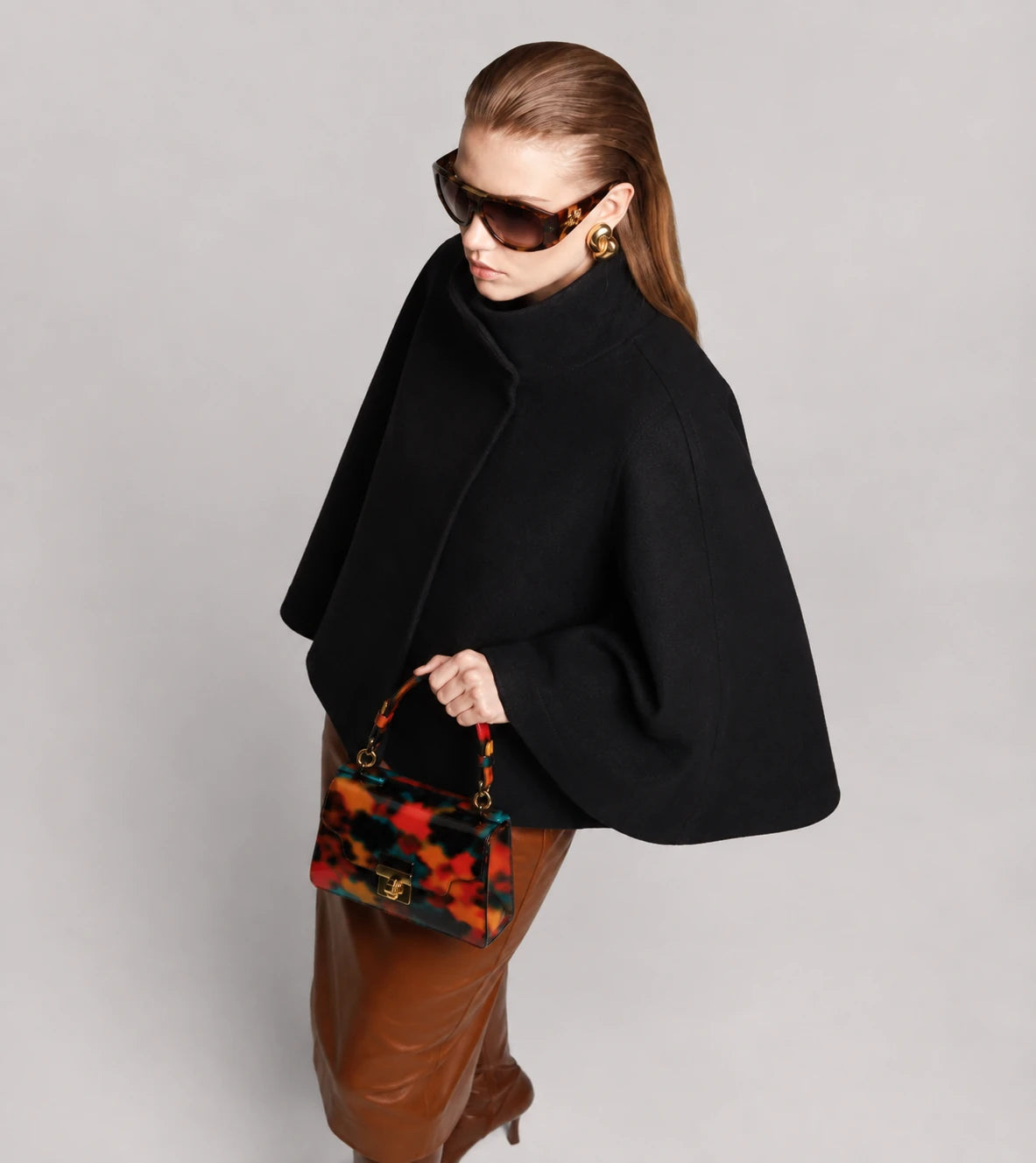 kvinna bär Roselle Cape
