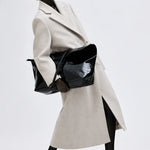 kvinna bär Seraphina Coat beige i en kostig pose