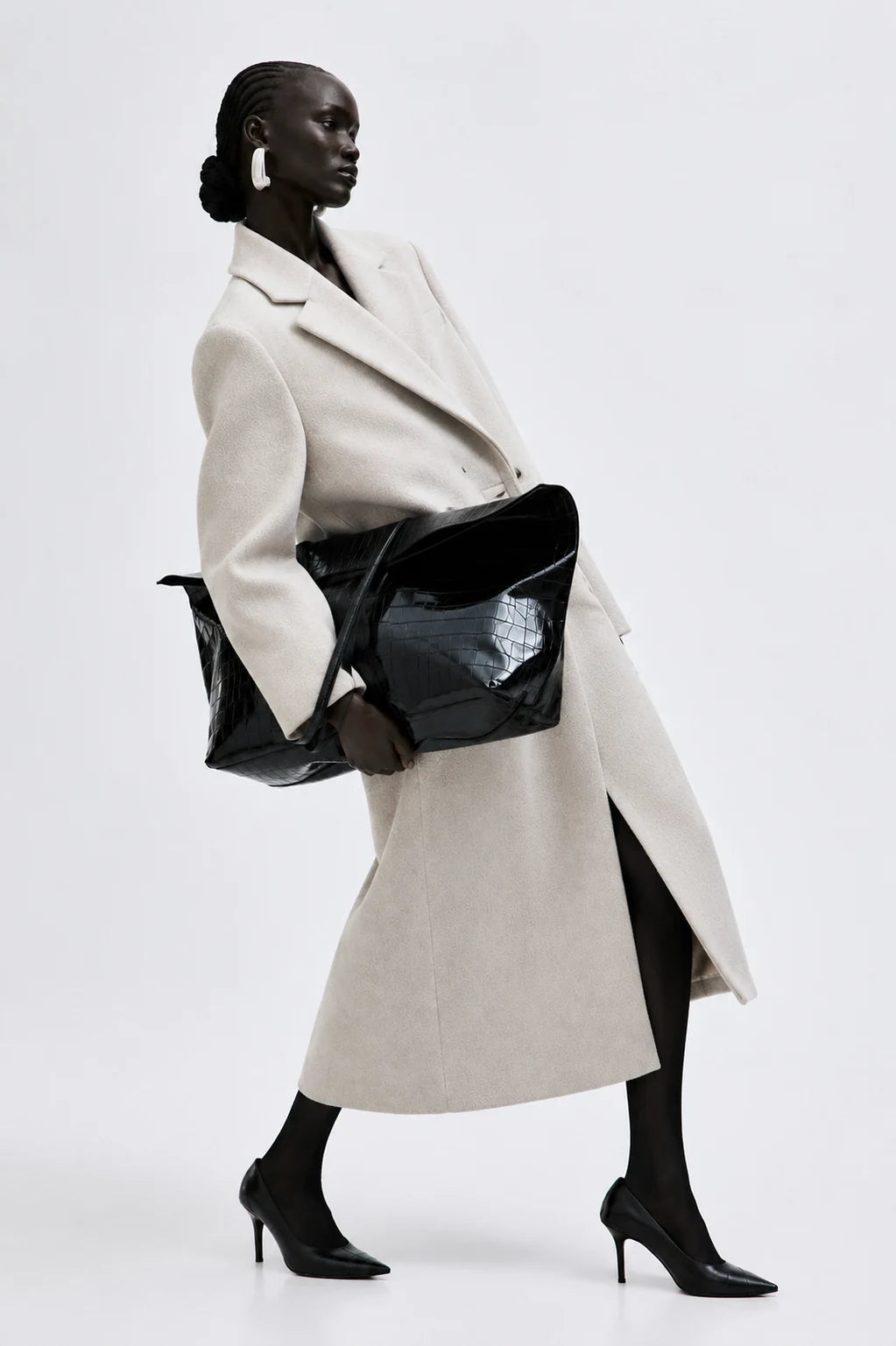 kvinna bär Seraphina Coat beige i en kostig pose