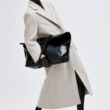 kvinna bär Seraphina Coat beige i en kostig pose