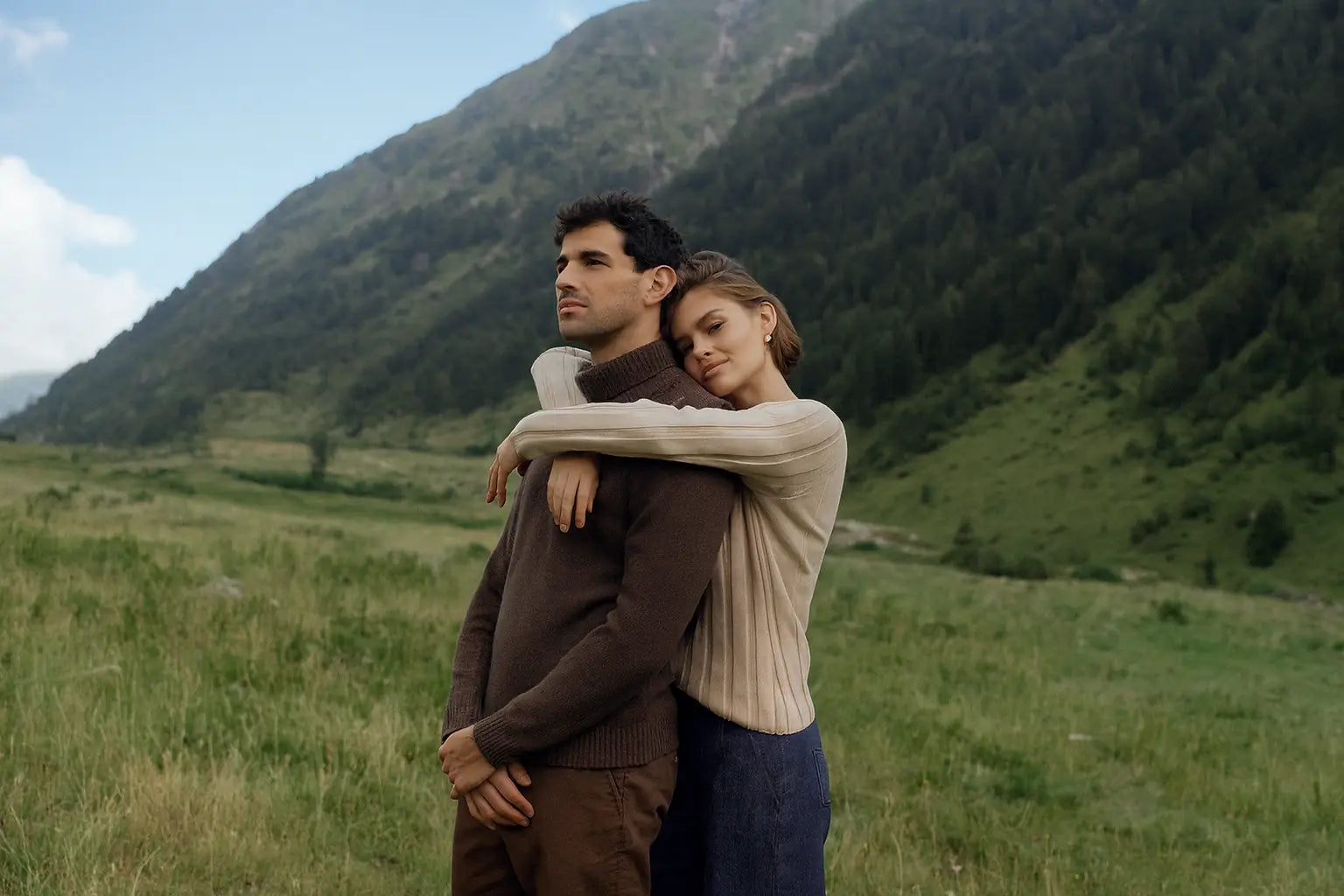 FERNACHE couple in elegant knitwear embracing in the mountains – timeless Old Money autumn fashion inspired by Scandinavian nature.