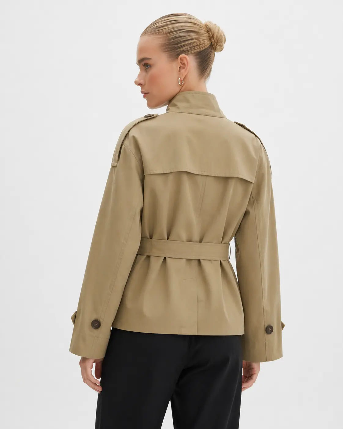 Back view of Éternelle Cape