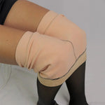 Close-up detail of Fernache Baby Velvet Tights – Elegant Warmth & Flawless Fit, hardware detail