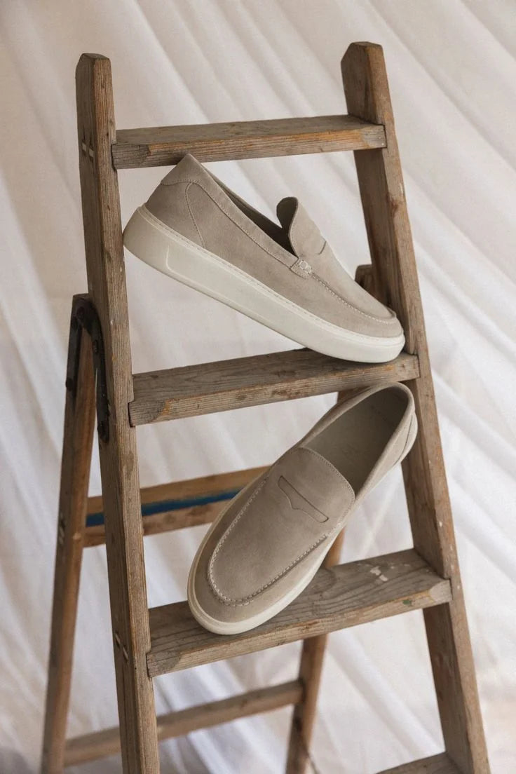 FERNACHE beige suede loafers – minimalist Old Money shoes crafted from premium materials with timeless Scandinavian design.