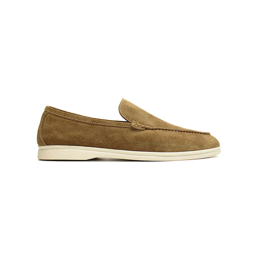 Side view of Caramel Old Money Yacht Suède Loafers